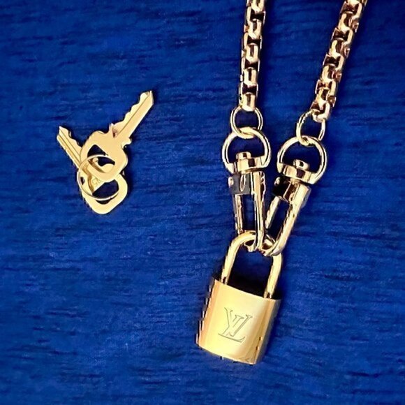 New LV Louis Vuitton Gold-Tone Lock with 18" Box Link Chain Necklace - Picture 2 of 3